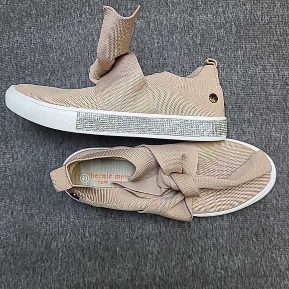 Bernie Mev New York Knit Slip On Sneakers Women's Size 41 Beige Bow Rhinestone - Picture 3 of 11
